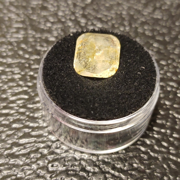 Faceted Natural Yellow Sapphire Gemstone #75 - Picture 4 of 4